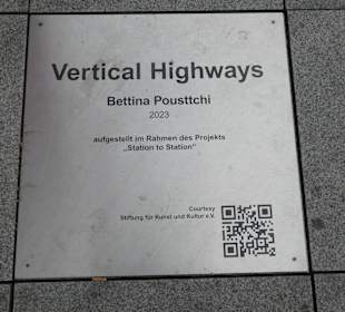Skulptur Vertical Highways aus Leitplanken