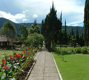 Wanderweg am Bratantempel
