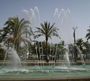 Wasserspiele in der Nähe des Hafens