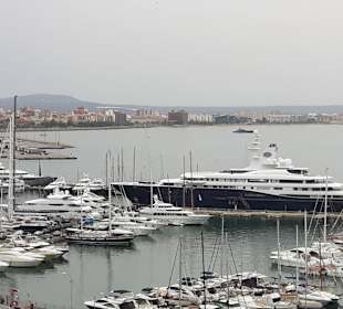 Tgl.laufen  Megajachten in den Hafen