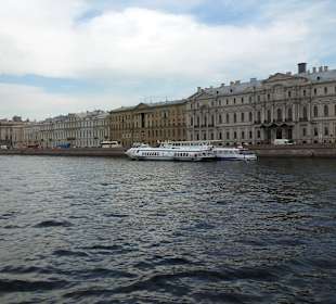 Bootsfahrt auf der Newa