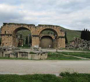 Ausgrabungen der antiken Heilquellstadt Pamukkale