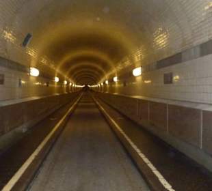 Unter der Elbe durch den alten Elbtunnel