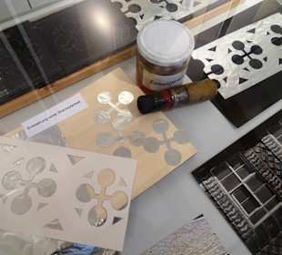 Verzierung des Schiefers mit Stanniol