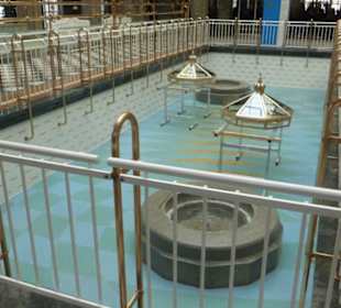 In der Brunnenhalle bei der Heilwasser-Ausgabe
