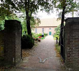 Blick durch das Tor zur Kirche