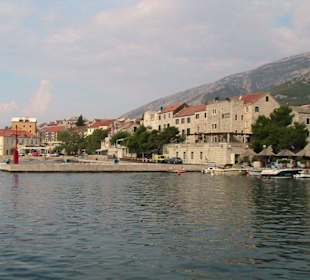 Blick vom Hafen Bol in den Ort