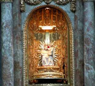 Marienstatue im Tabernakel