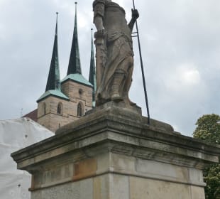 Der Minervabrunnen mit Severikirche