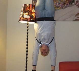 Handstand auf dem Katzenkörbchen