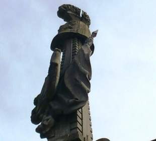 Steinfiguren am Dach