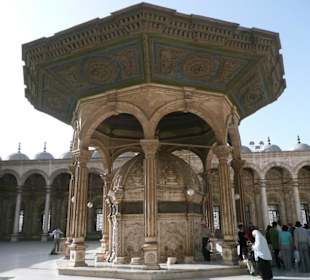 Im Hof der Sultan Hassan Moschee