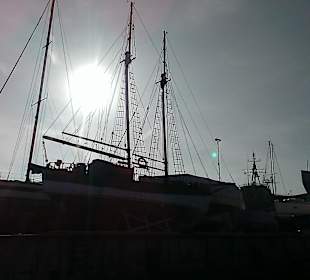 Набережная около Морского музея в бывших Лё