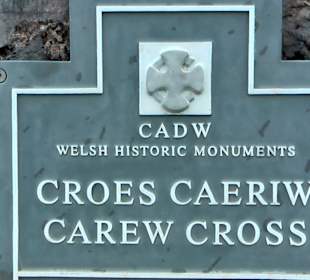 Auskunftsplakette des Carew Cross