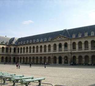 Парадный двор музея армии