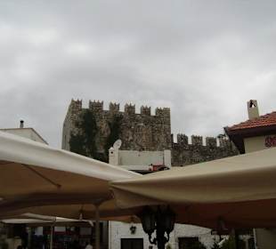 Blick auf die Zinnen der Burg