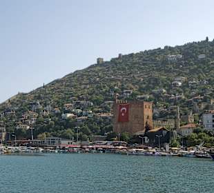Roter Turm im Hafen von Alanya