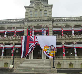 Iolani-Palast mit Dekoration zum Veteranentag