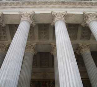Säulen vor dem Parlament