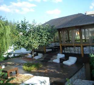 Lounge am Fuße der Brücke