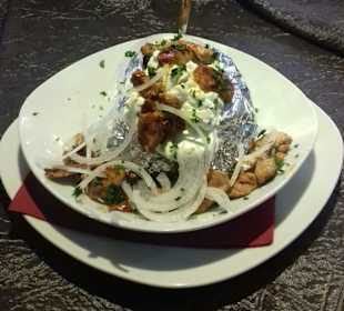 Ofenkartoffel mit Tzatziki und Pfannen-Gyros