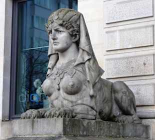 Sphinx vor dem Eingang des Museums