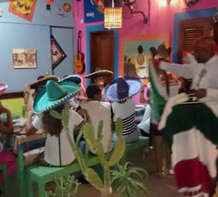 Wir, mit mex. Kleidung ...ein Spass