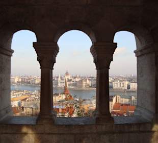 Blick durch die Bögen der Fischerbastei