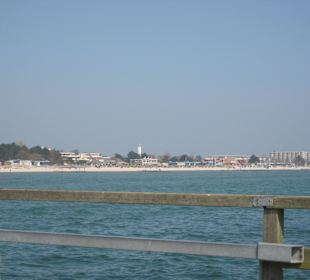 Blick von der Landungsbrücke auf den Strand