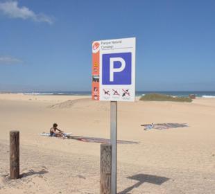 Strand neben der Straße