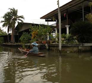 Damnoen Saduak Floating Market