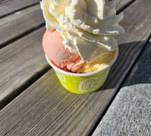 Eisbecher mit Sahne
