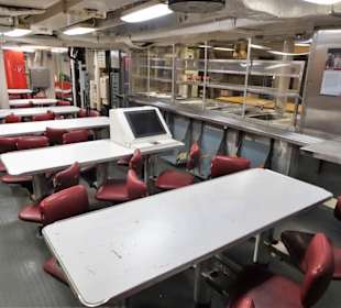 In der Mannschaftskantine des Zerstörers "Mölders"