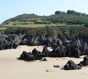 Felsen hinter dem Strand