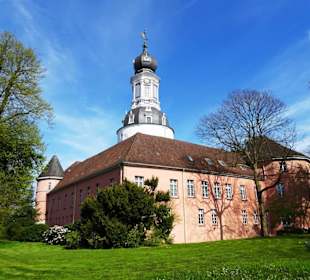 Frühlingsspaziergang durch den Park des Schlosses