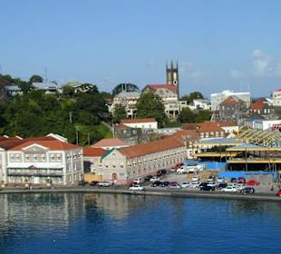 Ankunft mit der Costa Romantica in St. Georges