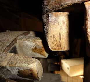 Hölzerne Mechanik und Mahlstube einer Windmühle