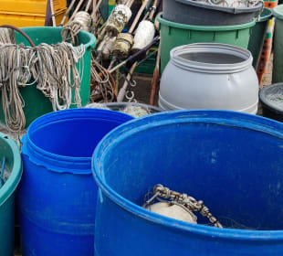 Fischtonnen am Hafen