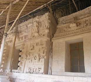 Frisch restaurierte Reliefwände