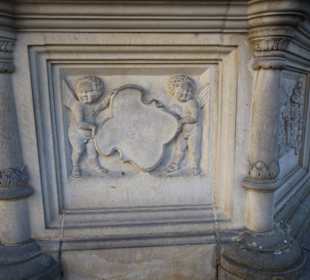 Relieftafeln um den Brunnen