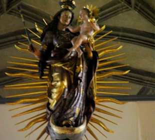 An der Decke Maria mit Kind