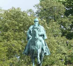 Ernst II. hoch zu Ross oberhalb vom Schlossplatz
