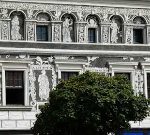 Ebenfalls mit Sgraffitoschmuck - Haus am Markt