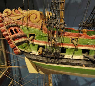 Schiffsmodelle im Schaumagazin