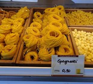 Frische Pasta auf dem Wochenmarkt Pferdemarkt