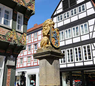 Säule im Brunnen vor dem Hoppener Haus