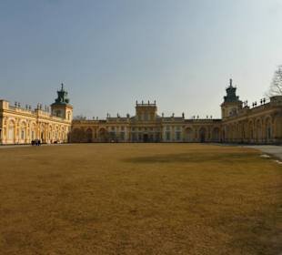 Schloss Wilanow: Blick vom Schlosshof zum Palast