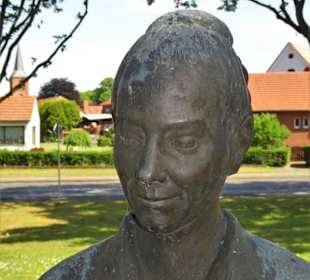 Ansichten der Skulptur Mann und zwei Frauen