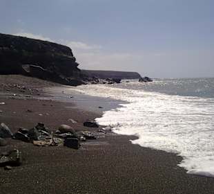 Schöne Bucht mit schwarz feinem Sandstrand