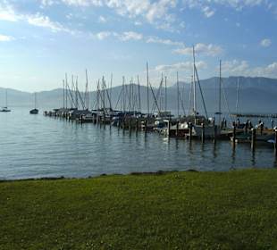 Blick vom öffentlichen Strand zum Bootshafen